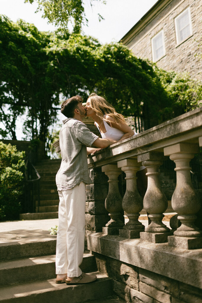 couple kissing at a nashville wedding venue